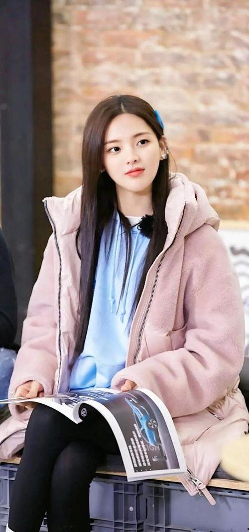 壁纸明星美女杨超越,闪耀星途，美丽与实力并存的壁纸女神